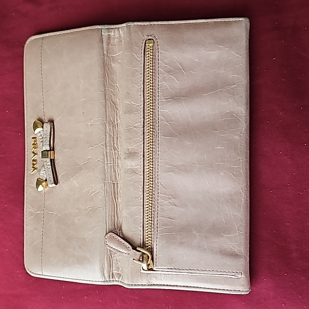 Prada - Picture 4 of 11